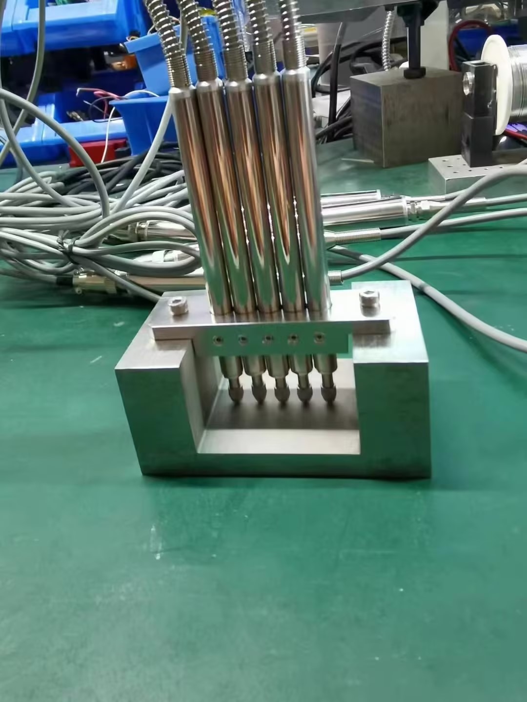 米朗多個LVDT8位移傳感器近距離安裝，高鐵鋼軌面和火車輪軌表面檢測方案。